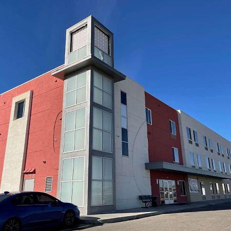 Baymont By Wyndham Williston Hotel Exterior photo