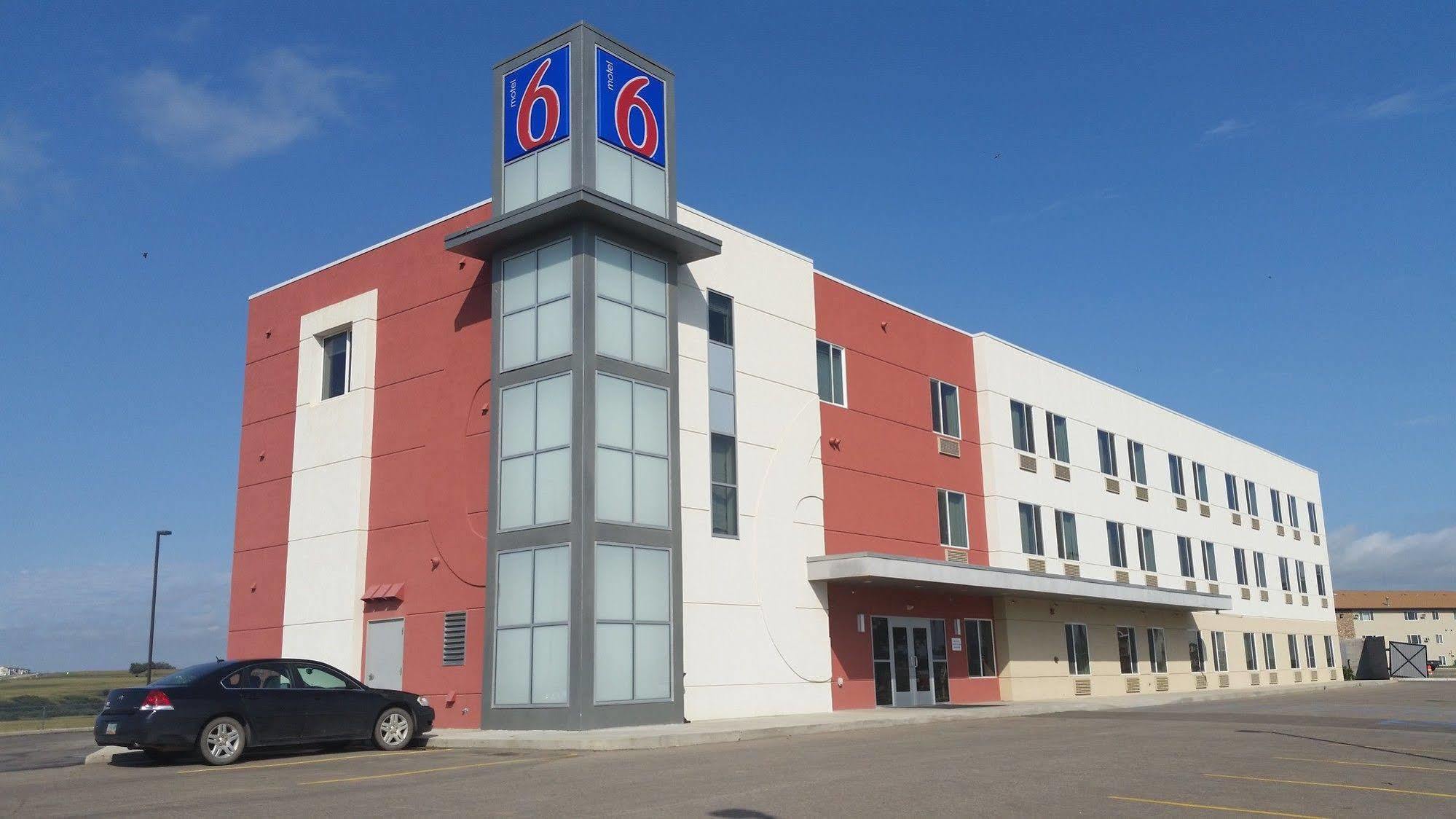 Baymont By Wyndham Williston Hotel Exterior photo